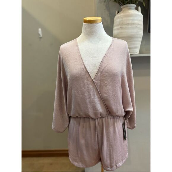 Lulu’s NWT S blush polyester satin kaftan sleeves romper - Picture 1 of 8